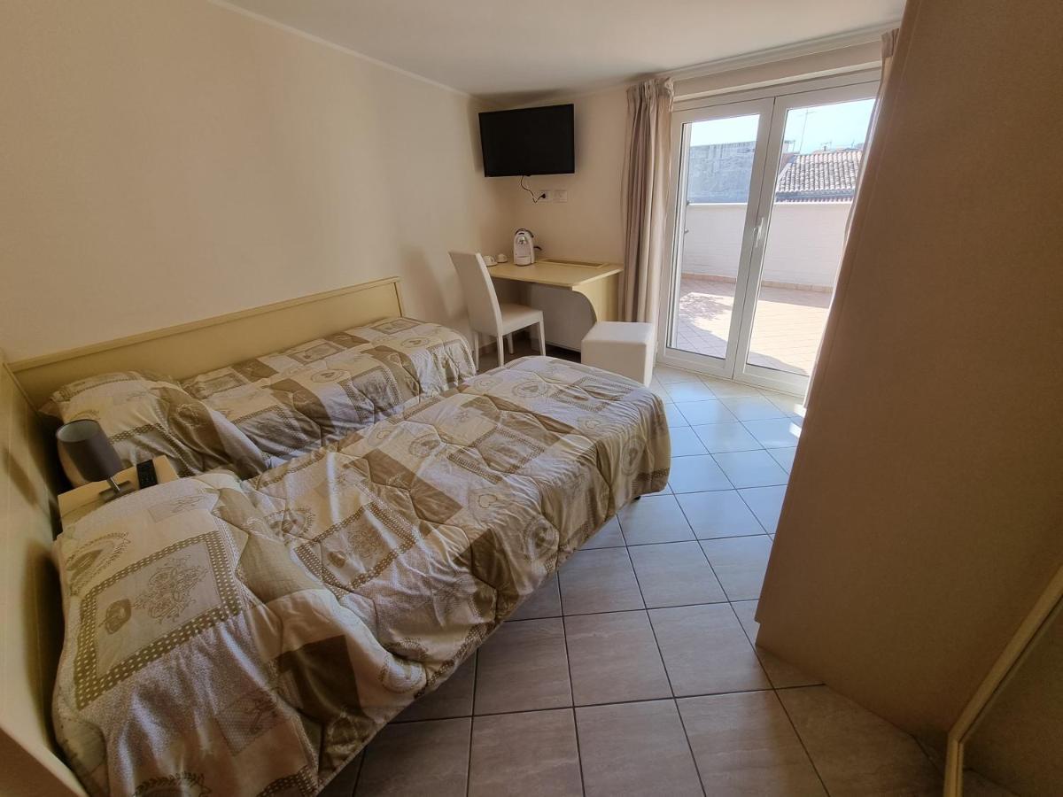 B&B E Casa Vacanza Al Castello Рочела Йоника Екстериор снимка